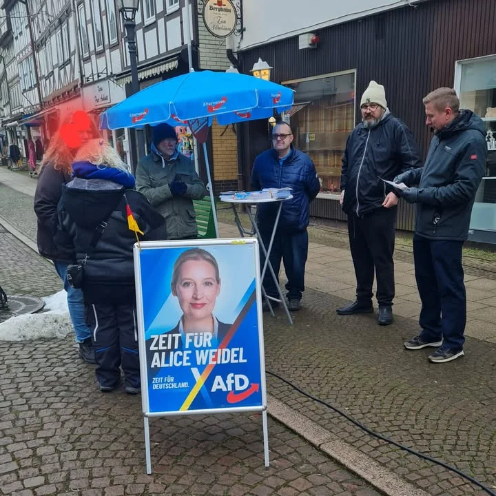 Der Infostand des AfD-Kreisverbandes Northeim in der malerischen Solling-Stadt Uslar  …