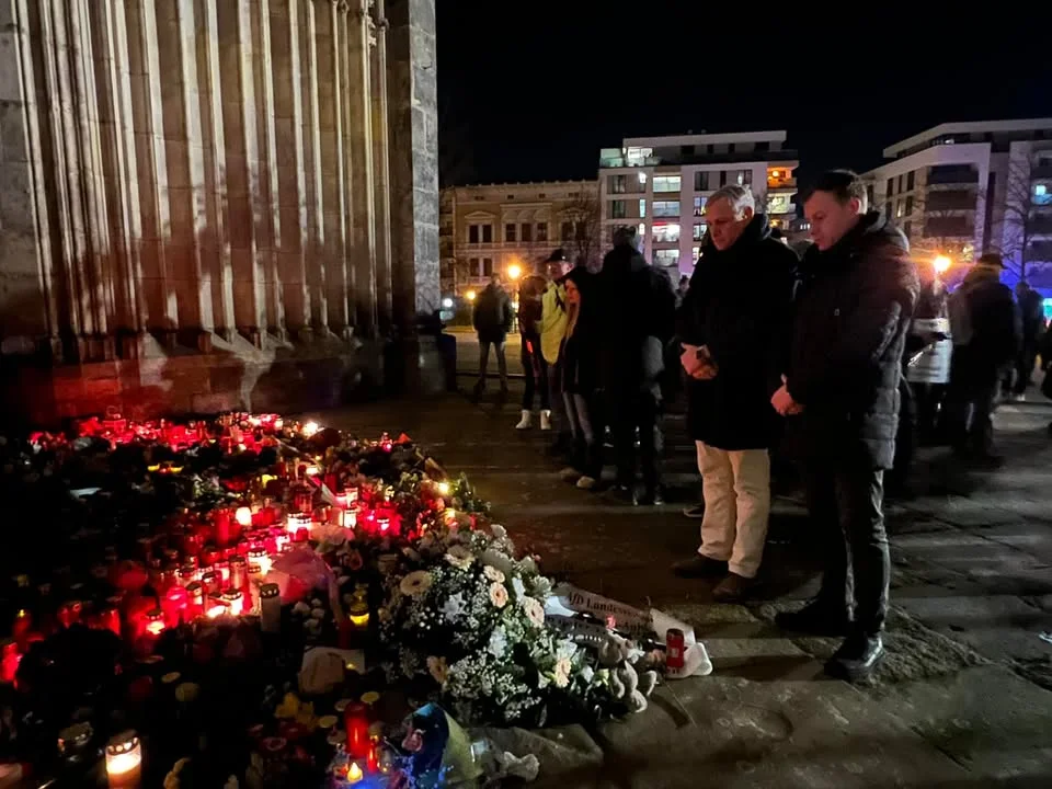 Trauerkundgebung auf dem Domplatz in Magdeburg – AfD-Kreisverband Northeim zeigt Mitg …
