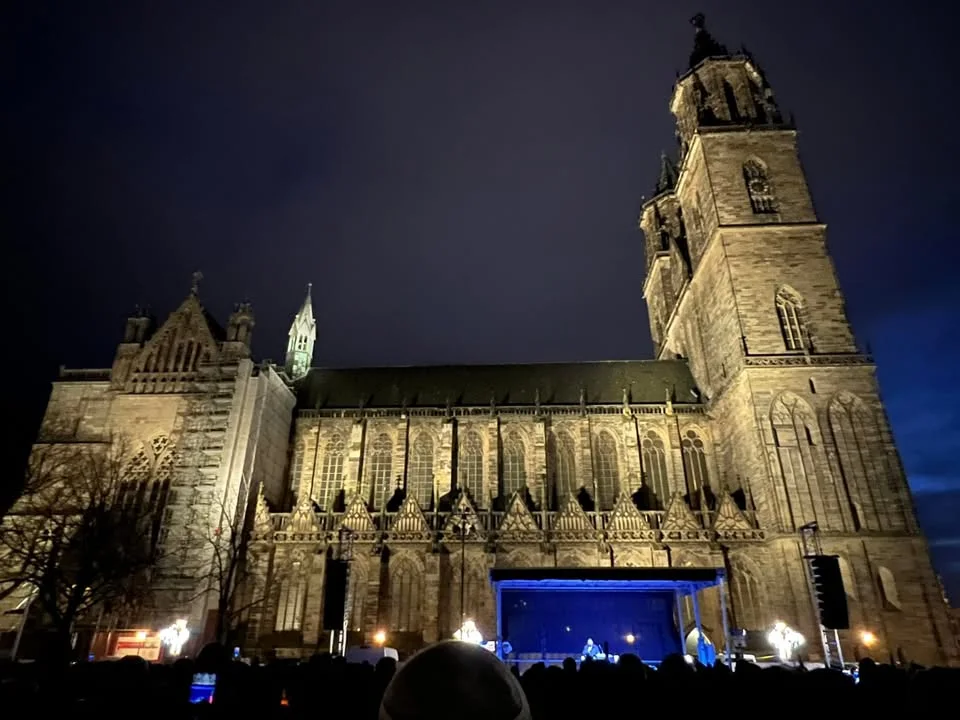 Trauerkundgebung auf dem Domplatz in Magdeburg – AfD-Kreisverband Northeim zeigt Mitg …