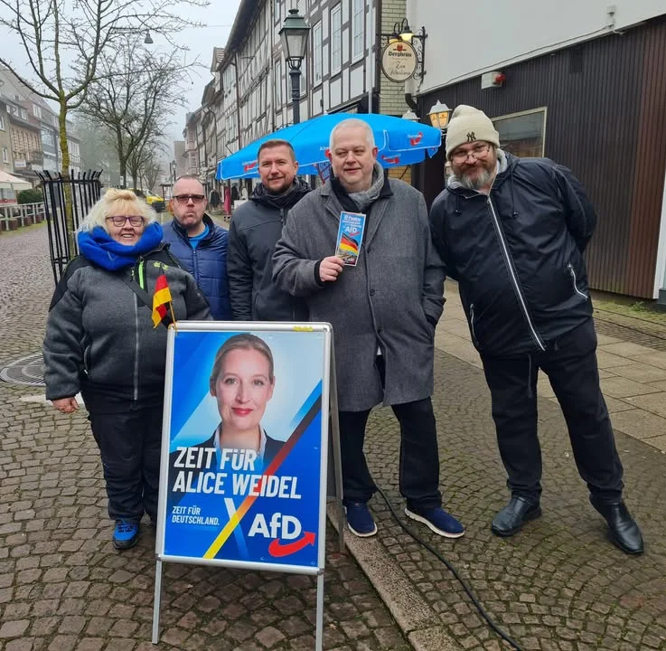 Der Infostand des AfD-Kreisverbandes Northeim in der malerischen Solling-Stadt Uslar  …
