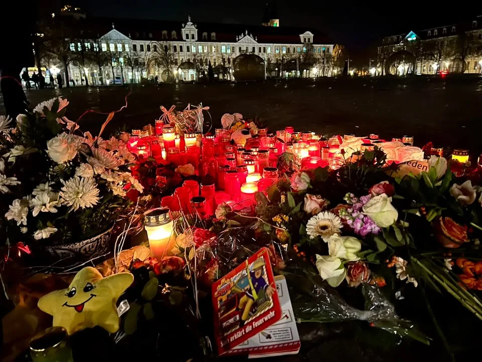 Trauerkundgebung auf dem Domplatz in Magdeburg – AfD-Kreisverband Northeim zeigt Mitg …