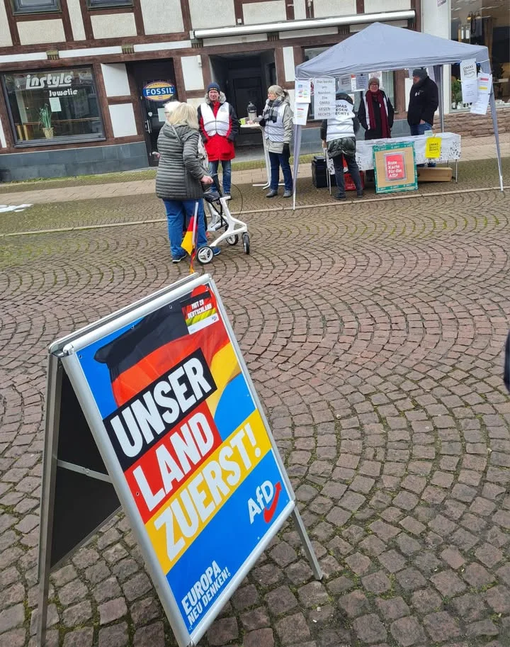 Der Infostand des AfD-Kreisverbandes Northeim in der malerischen Solling-Stadt Uslar  …